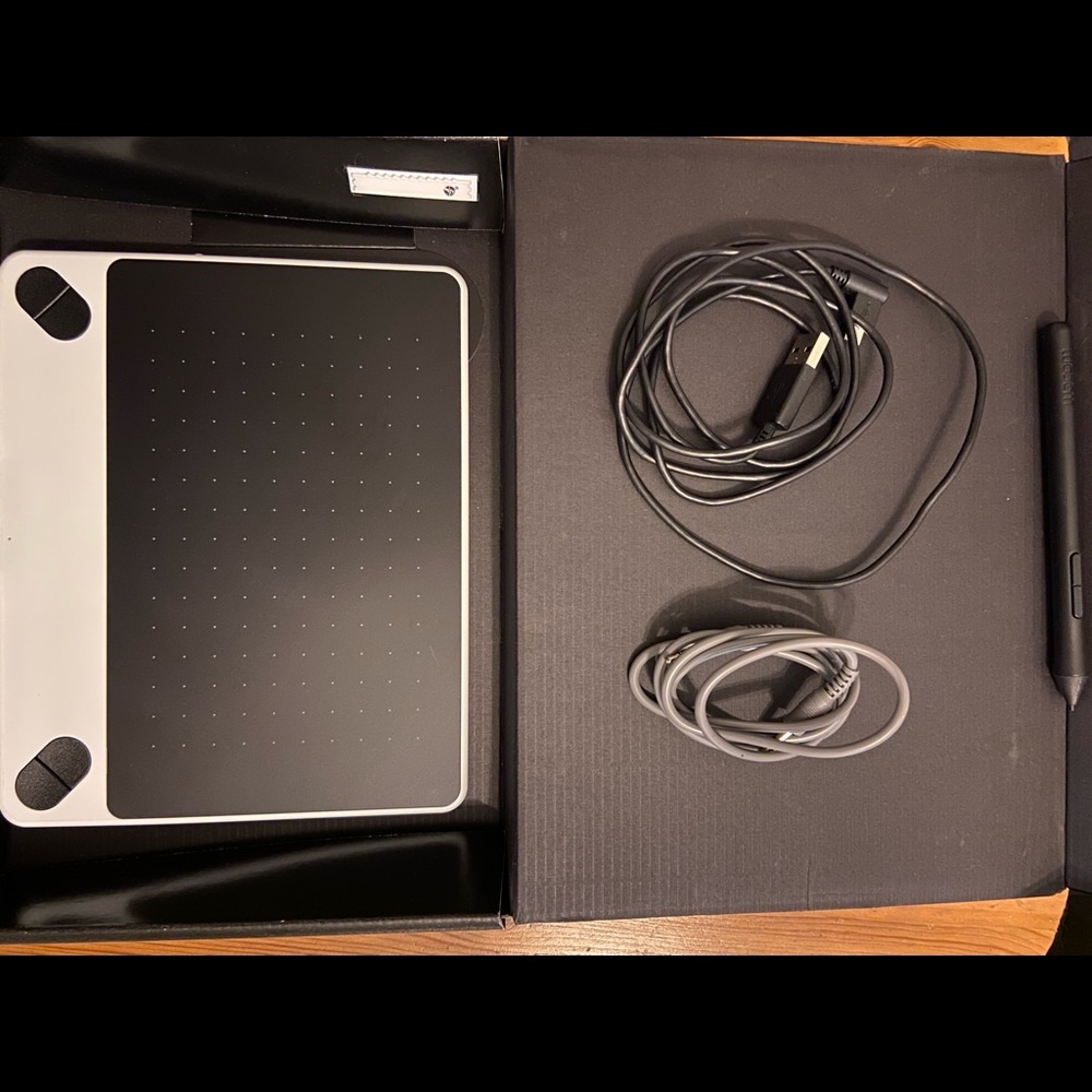 Wacom Intuous Digital Drawing Tablet - Picture 7 of 9